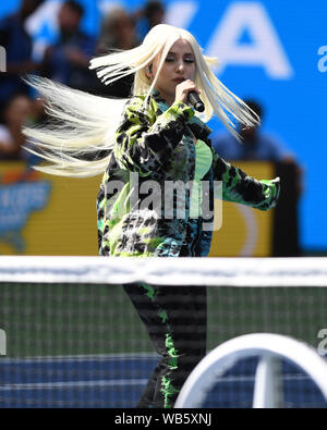 Flushing NY, USA. Août 24, 2019. Ava Max effectue au cours d'Arthur Ashe Kids Day à l'USTA Billie Jean King National Tennis Center le 24 août 2019 à Flushing Queens. Credit : Mpi04/media/Alamy Punch Live News Banque D'Images