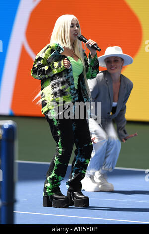 Flushing NY, USA. Août 24, 2019. Ava Max effectue au cours d'Arthur Ashe Kids Day à l'USTA Billie Jean King National Tennis Center le 24 août 2019 à Flushing Queens. Credit : Mpi04/media/Alamy Punch Live News Banque D'Images