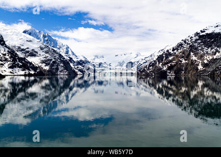 La Johns Hopkins Glacier dans le parc national de Glacier Bay Banque D'Images