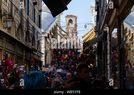 Les rues de Venise pendant le carnaval. Banque D'Images