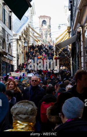 Les rues de Venise pendant le carnaval. Banque D'Images