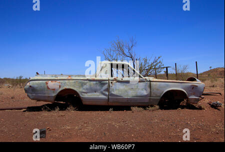 Un camion utilitaire abandonnés à Kuridala, une ville minière de l'outback désert dans l'ouest du Queensland, Australie Banque D'Images