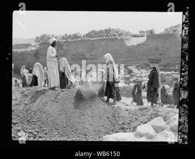 Les fouilles. Ain Shems (Beth Shemesh) sur la plaine de Sharon. Le groupe égyptien master accélérant le résumé les travailleurs/medium : G. Eric et Edith Matson Photograph Collection Banque D'Images