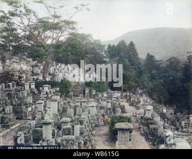 [ 1890 Japon - Cimetière bouddhiste Japonais à Kyoto ] - un homme prie au cimetière de Kurodani temple bouddhiste à Kyoto. 19e siècle vintage albumen photo. Banque D'Images