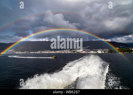 Un arc-en-ciel qui brille plus entrée de port de Bergen, Norvège. Bateau de croisière Viking Sea aux côtés de l'aérogare à Skolten. Avis de voyageurs à grande vitesse ca Banque D'Images