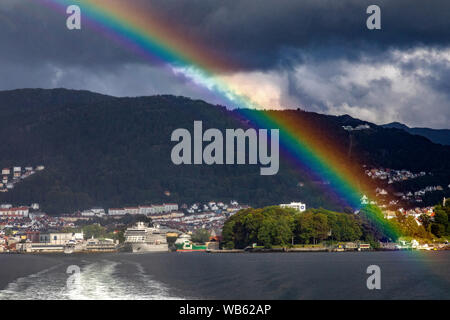 Arc-en-ciel sur la péninsule Nordnes et bateau de croisière Viking Sea aux côtés de l'aérogare à Skolten, et navire d'approvisionnement en mer Bourbon Sapphire, à Port-d Banque D'Images