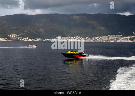 Deux petits bateaux touristiques à grande vitesse de Skipper et Gemini, type à grande vitesse dans Byfjorden, Bergen, Norvège. Sandviken en arrière-plan. Banque D'Images