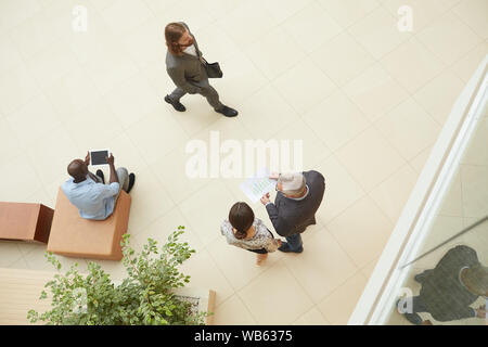 Vue de dessus de l'arrière-plan différents business people in office lobby ou salle, copy space Banque D'Images