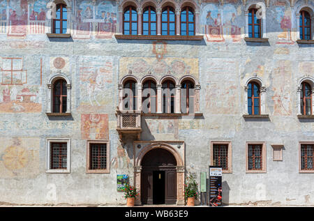 TRENTO, ITALIE - 19 juillet 2019 - Via Belenzani, l'ancien "Via Larga" (large), et le palais médiéval Geremia Banque D'Images