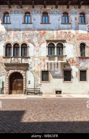 TRENTO, ITALIE - 19 juillet 2019 - Via Belenzani, l'ancien "Via Larga" (large), et le palais médiéval Geremia Banque D'Images