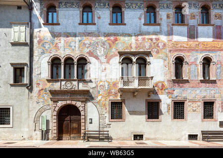 TRENTO, ITALIE - 19 juillet 2019 - Via Belenzani, l'ancien "Via Larga" (large), et le palais médiéval Geremia Banque D'Images