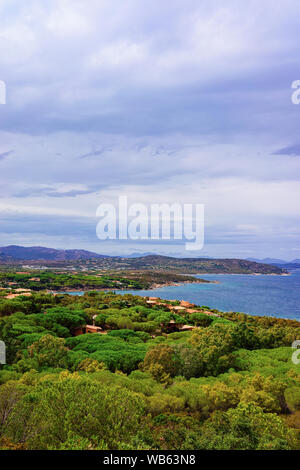 Capo Coda Cavallo vu à San Teodoro à la mer Méditerranée dans la province de Olbia-Tempio, Italie, Sardaigne, île en été. Banque D'Images