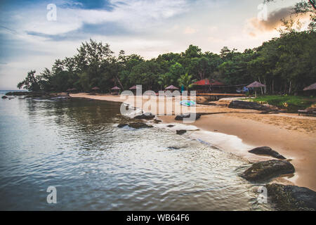 L'île de Koh Rong, coucher de soleil et plage, au Cambodge Sihanoukville Banque D'Images