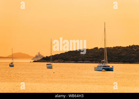 Lever ou coucher de soleil avec des yachts au Porto Rotondo en 2085 en mer Méditerranée en Sardaigne, île d'Italie. Bateau en Sardaigne en été. Banque D'Images