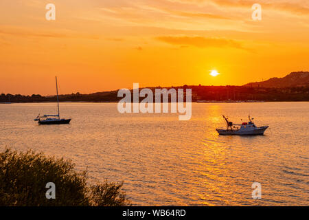 Lever ou coucher de soleil avec des yachts au Porto Rotondo en 2085 à la mer Méditerranée dans l'île de Sardaigne en Italie. Bateau en Sardaigne en été. Banque D'Images