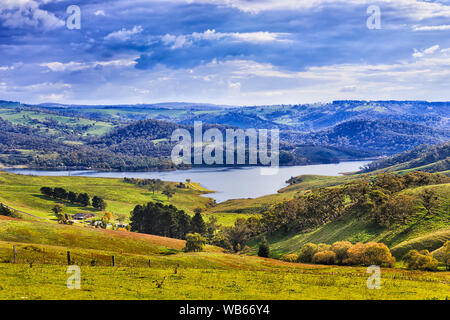 Hill et d'autre de pâturage autour du lac ferme sur la rivière Coxs Lyell dans les Montagnes Bleues de l'Australie. De plus en plus de boeuf de l'Australie dans l'industrie agricole s Banque D'Images