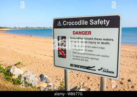 Panneau d'avertissement de crocodile sur la plage d'East Point dans la ville de Darwin, Territoire du Nord, Australie. Banque D'Images