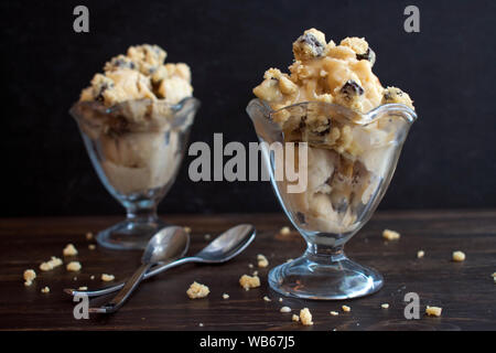 Caramel salé végétalien Cookie Dough Ice Cream Sundae Banque D'Images