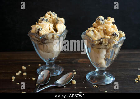 Caramel salé végétalien Cookie Dough Ice Cream Sundae Banque D'Images