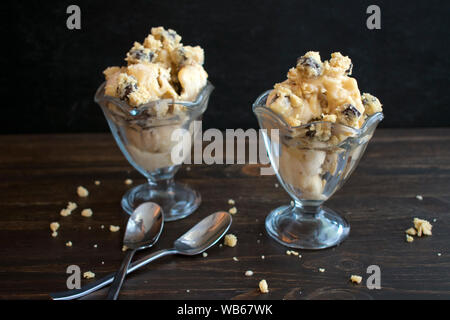 Caramel salé végétalien Cookie Dough Ice Cream Sundae Banque D'Images
