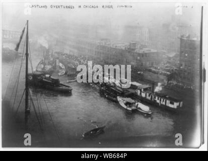 EASTLAND disaster ; excurion renversée en bateau rivière Chicago avec des passagers debout sur port tournée vers le côté ; de nombreux petits bateaux d'aider aux opérations de sauvetage alors que la foule regarder à partir de la rive à proximité. Banque D'Images