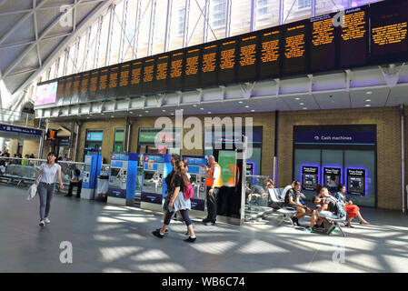 Londres, Royaume-Uni. Août 24, 2019. Seuls quelques membres du personnel et les clients vus autour de la gare de Kings Cross à Londres qui est fermée pour le week-end de voyage.les passagers ferroviaires sont confrontés à nightmare voyage à travers ce week-end à Londres, la gare de Kings Cross et à l'arrêt prévu des perturbations graves sur le réseau. King's Cross est l'un des plus achalandés du capital gares et est fermé le samedi et dimanche en raison d'importants travaux de génie sur la ligne côtière est plus de congés. Credit : Keith Mayhew SOPA/Images/ZUMA/Alamy Fil Live News Banque D'Images