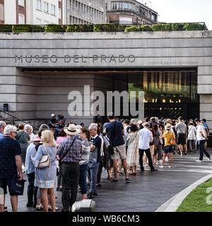 Madrid, Espagne - 21 juillet 2019 : les foules se rassemblent à l'entrée de Museo del Prado Banque D'Images