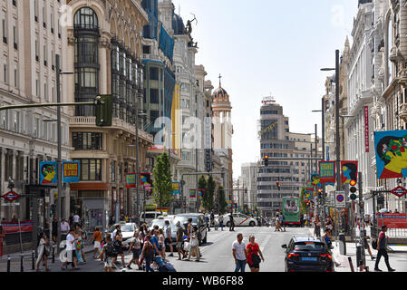 Madrid, Espagne - 22 juillet 2019 : Calle Gran Via et de la corneille noire (bâtiment Bâtiment Capital) Banque D'Images