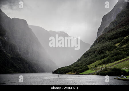 Les vues de l'UNESCO croisière Naeroyfjord, près de Bergen en Norvège Banque D'Images