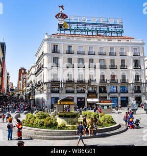 Madrid, Espagne - 22 juillet 2019 : l'enseigne au néon au-dessus de la Puerta del Sol, place publique Banque D'Images