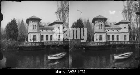 Edifici del restaurant Cafè del parc ' ' i llac amb una barca al Parc de la Ciutadella. Banque D'Images