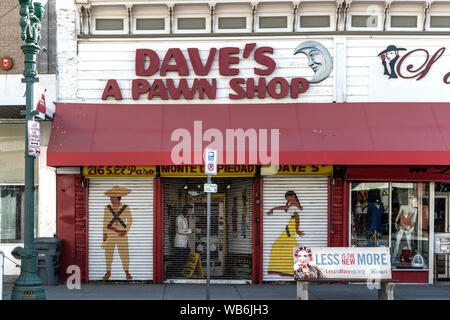 Façade de Dave's Pawn Shop au centre-ville d'El Paso, Texas Banque D'Images