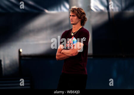 Flushing Meadows, New York, United States. Août 24, 2019. Alexander Zverev de l'Allemagne prend une pause pendant une séance d'essai au niveau National Tennis Center de Flushing Meadows, New York en préparation pour l'US Open qui débute lundi prochain. Crédit : Adam Stoltman/Alamy Live News Banque D'Images