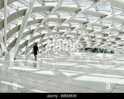 Beijing, Chine. Août 23, 2019. Photo Mobile montre une touriste en visite le bâtiment de Phoenix Centre à Beijing, capitale de la Chine, 23 août 2019. Credit : Cui Bowen/Xinhua/Alamy Live News Banque D'Images