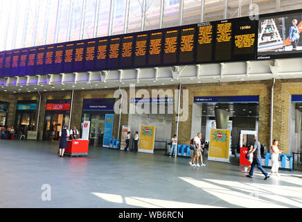 Seuls quelques membres du personnel et les clients vus autour de la gare de Kings Cross à Londres qui est fermée pour le week-end de voyage.les passagers ferroviaires sont confrontés à nightmare voyage à travers ce week-end à Londres, la gare de Kings Cross et à l'arrêt prévu des perturbations graves sur le réseau. King's Cross est l'un des plus achalandés du capital gares et est fermé le samedi et dimanche en raison d'importants travaux de génie sur la ligne côtière est plus de congés. Banque D'Images