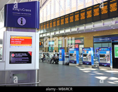 Seuls quelques membres du personnel et les clients vus autour de la gare de Kings Cross à Londres qui est fermée pour le week-end de voyage.les passagers ferroviaires sont confrontés à nightmare voyage à travers ce week-end à Londres, la gare de Kings Cross et à l'arrêt prévu des perturbations graves sur le réseau. King's Cross est l'un des plus achalandés du capital gares et est fermé le samedi et dimanche en raison d'importants travaux de génie sur la ligne côtière est plus de congés. Banque D'Images