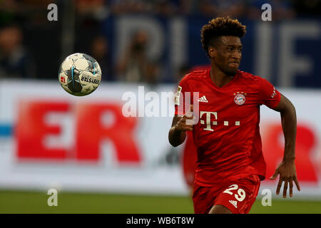 Kingsley Coman du FC Bayern München vu en action lors de la Bundesliga match entre le FC Schalke 04 et le FC Bayern München au Veltins-Arena de Gelsenkirchen.(score final ; FC Schalke 0:3 FC Bayern München) Banque D'Images