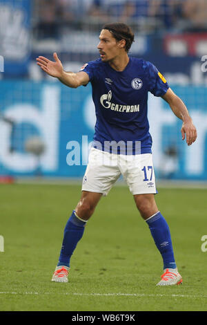 Benjamin Stambouli de Schalke 04 réagit au cours de la Bundesliga match entre le FC Schalke 04 et le FC Bayern München au Veltins-Arena de Gelsenkirchen.(score final ; FC Schalke 0:3 FC Bayern München) Banque D'Images