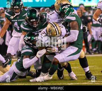 East Rutherford, New Jersey, USA. 24 août, 2019.  : New Orleans Saints d'utiliser de nouveau Dwayne Washington (27) est abordé par New York Jets linebacker Neville Hewitt (46) et Alex Brown évoluait (25) lors d'un match pré-saison entre les New Orleans Saints et les New York Jets à MetLife Stadium à East Rutherford, New Jersey. Duncan Williams/CSM Crédit : Cal Sport Media/Alamy Live News Banque D'Images