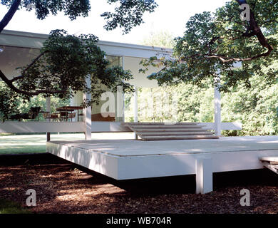 Farnsworth House, conçue et construite par l'architecte moderniste Ludwig Mies van der Rohe entre 1945 et 1951 dans la région de Plano, Texas Banque D'Images