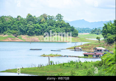 Le radeau en bois sur l'eau dans les réservoirs et sur les montagnes au parc national de Khao Laem ,Kanchanaburi en Thaïlande. Banque D'Images