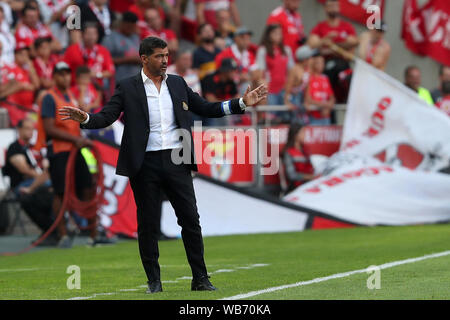 Lisbonne. Août 24, 2019. Le FC Porto entraîneur en chef Sergio Conceicao au cours de gestes la Ligue portugaise match de football entre SL Benfica et le FC Porto au stade de la Luz à Lisbonne le 24 août 2019. Crédit : Pedro Fiuza/Xinhua Banque D'Images