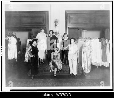 Fashion show dans les puits boutique, un magasin spécialisé dans les corsets, soutiens-gorge, chapeaux, bonnets, et à 13 h 31 G Street, N.W., Washington, D.C. Résumé/moyenne : 1 tirage photographique. Banque D'Images