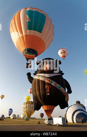 Chambley, France. 4 Août, 2019. Des centaines de montgolfières ont décollé de la base aérienne de Chambley-Bussieres pour le Grand Est Mondial Air Ballons. Banque D'Images