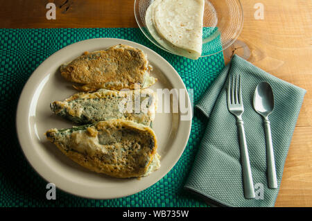 Trois Mexicains farcis chiles avec les tortillas de farine Banque D'Images