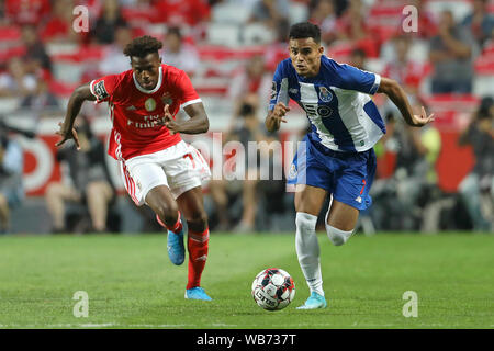 Nuno Tavares de SL Benfica (L) et Luis Díaz de FC Porto (R) sont vus en action au cours de la Ligue 2019-2020 NOS match de football entre SL Benfica et le FC Porto à Lisbonne.(score final ; 0:2 SL Benfica FC Porto) Banque D'Images