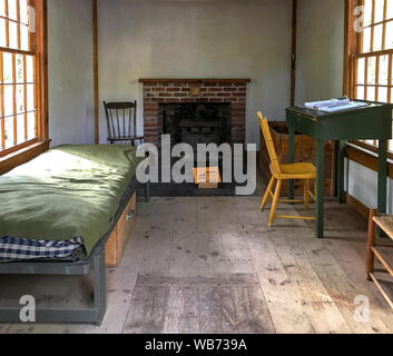 Concord, MA / USA - Oct 14, 2018 : l'intérieur de la réplique de Henry David Thoreau's cabin à Walden Pond en automne. L'intérieur est meublé. Banque D'Images