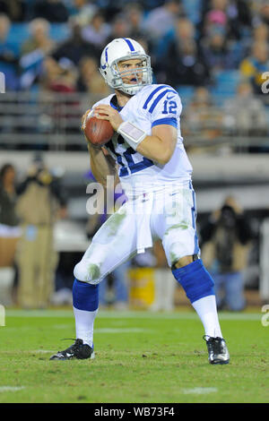 Jacksonville, FL, USA. Nov 8, 2012. Indianapolis Colts quarterback Andrew Luck (12) au cours de NFL football match entre les Jacksonville Jaguars et les Colts à l'EverBank Field le 8 novembre 2012 à Jacksonville, en Floride. Les Colts ont remporté 27-10. Crédit : Scott A. Miller/ZUMA/Alamy Fil Live News Banque D'Images