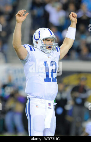 Jacksonville, FL, USA. Nov 8, 2012. Indianapolis Colts quarterback Andrew Luck (12) au cours de NFL football match entre les Jacksonville Jaguars et les Colts à l'EverBank Field le 8 novembre 2012 à Jacksonville, en Floride. Les Colts ont remporté 27-10. Crédit : Scott A. Miller/ZUMA/Alamy Fil Live News Banque D'Images