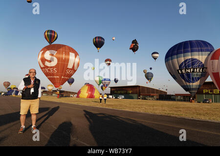 Chambley, France. 4 Août, 2019. Philippe Buron-Pilâtre, organisateur de la 16e édition du Grand Est Mondial Air Ballons. Banque D'Images